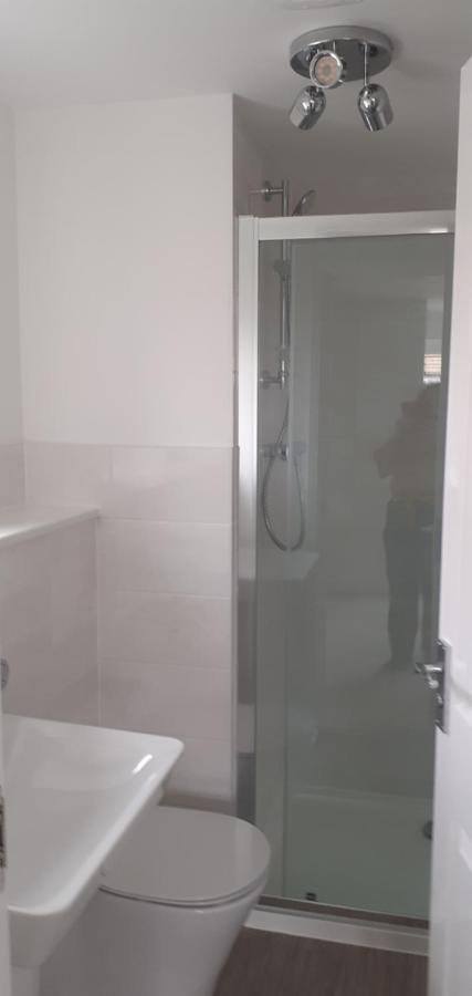 Beautiful En-Suite Room With Stairs Wokingham Zewnętrze zdjęcie