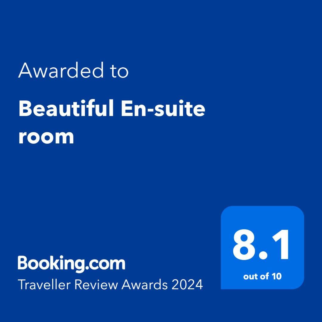 Beautiful En-Suite Room With Stairs Wokingham Zewnętrze zdjęcie